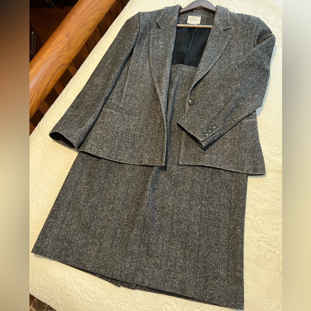 Vintage 100% wool Women’s blazer and skit suit set